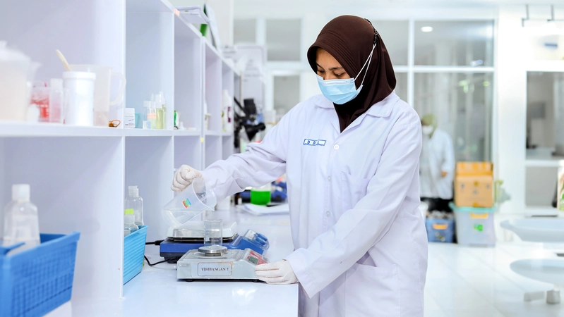 Pengujian lab bahan baku oleh tim RND di PT Phytomed Neo Farma