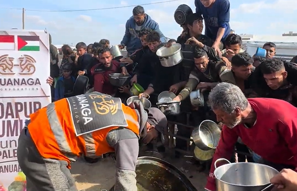 Distribusi makanan hangat untuk pengungsi Palestina di kamp pengungsian